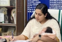 ৩৬ দিনের শিশুকে কোলে নিয়ে অফিস করছেন এই তরুণী!