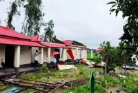 প্রবল বৃষ্টির মধ্যে হঠাৎ শক্তিশালী ঘূর্ণিঝড়, লণ্ডভণ্ড শতাধিক ঘরবাড়ি প্রবল বৃষ্টির মধ্যে হঠাৎ শক্তিশালী ঘূর্ণিঝড়, লণ্ডভণ্ড শতাধিক ঘরবাড়ি