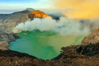  রাতে নীল রঙের পাথরের মতো জ্বলতে থাকে এই হ্রদের পানি!