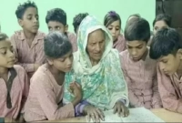 ৯২ বছর বয়সে বিদ্যালয়ে গিয়ে লেখাপড়া শিখছেন সালিমা !
