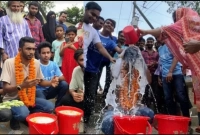 প্রেমের ব্যর্থতার শোক কাটাতে দুধ দিয়ে গোসল, মিষ্টি বিতরণ!
