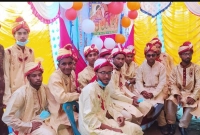 শেরওয়ানি আর পাগড়ি পরে একসঙ্গে ২০ বর হাজির কনে বাড়িতে!