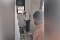 ৪৮ ঘন্টার ব্যবধানে ৩১ জন রোগীর মৃত্যু, হাসপাতালের প্রধানকে দিয়ে টয়লেট পরিষ্কার করালেন এমপি