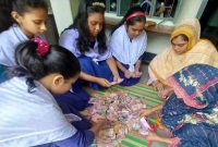 টিফিনের টাকা জমানো মাটির ব্যাংক ভেঙে অসুস্থ অভিভাবকের পাশে শিক্ষার্থীরা! টিফিনের টাকা জমানো মাটির ব্যাংক ভেঙে অসুস্থ অভিভাবকের পাশে শিক্ষার্থীরা!