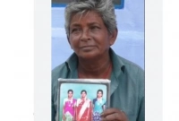 মেয়ের জীবন নিরাপদ করতে ৩৬ বছর ধরে পুরুষের ছদ্মবেশে বিধবা নারী!