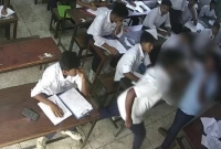 পরীক্ষার খাতা কেড়ে নেওয়ায় শিক্ষককে থাপ্পড় মারল ছাত্র! পরীক্ষার খাতা কেড়ে নেওয়ায় শিক্ষককে থাপ্পড় মারল ছাত্র!