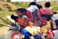 ৫ সন্তান, স্ত্রী, জোড়া কুকুর আর মুরগি সহ পুরো সংসার একটি বাইকে!