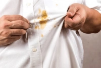  সাদা পোশাকে লাগা কোন দাগ কীভাবে তুলবেন