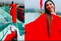 একপর্যায়ে কাচের ব্রিজের ওপর শুয়ে পড়েন প্রভা!