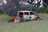 স্কুলছাত্রীকে অপহৃত হওয়া থেকে বাঁচিয়ে মাইক্রোবাসে সহপাঠীদের আগুন
