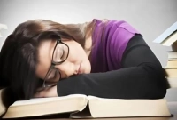 বিশেষজ্ঞরা পড়ার জন্য এক ভঙ্গিতে বসার পরামর্শ দেন