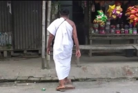 দীর্ঘদিন ধরে খড়ম পায়ে দেওয়ায় শরীরে নেই রোগ-বালাই!