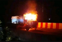 চিনিবোঝাই ট্রাকে আগুন