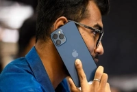 মোবাইলে কথা বলার সময় কোন কান ব্যবহার করা উচিত, যা বলছে গবেষকরা