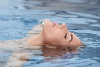 জীবিত মানুষ পানিতে ডুবে গেলেও মৃতদেহ ভেসে ওঠে কেন?