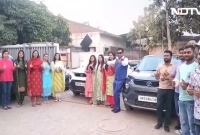 কাজে খুশি হয়ে কর্মীদের নতুন গাড়ি উপহার দিলেন মালিক!