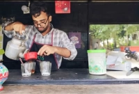 শখের ল্যাপটপ বিক্রি করে টং দোকান দিয়েছেন অনার্স পড়ুয়া আলভী