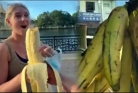 এই কলা নেট দুনিয়ায় রীতিমত ঝড় তুলেছে!