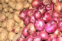 কখনও আলুর সঙ্গে পেঁয়াজ রাখবেন না!