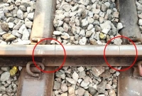 রেললাইন কেটে ফেলেছে দুর্বৃত্তরা, অল্পের জন্য রক্ষা পেল বিজয় এক্সপ্রেস!