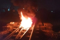 গাজীপুরে রেললাইনে আগুন