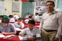 বাড়ির উঠানে বাবার লাশ রেখে পরীক্ষার হলে ছেলে বাড়ির উঠানে বাবার লাশ রেখে পরীক্ষার হলে ছেলে