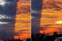 সূর্যাস্তের সময় দুই ভাগে বিভক্ত হয়ে পড়েছে আকাশ!