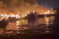 ভয়াবহ আগুন ভারতের বন্দরে, ২৫ নৌকা পুড়ে ছাই!