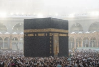 মুষলধারে বৃষ্টি মসজিদুল হারামে, বৃষ্টিস্নাত কাবা প্রাঙ্গণে আনন্দ-উচ্ছ্বাসে মেতে উঠে শিশু-কিশোররা