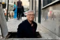 ম্যানহোলের ভেতরে ঢুকছেন বিল গেটস!