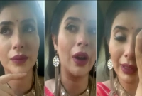  গাড়িতে বসে কাঁদছেন এই অভিনেত্রী!