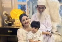 মাত্র তিন বছর বয়সে মা-হারা পরীমণি বড় হয়েছেন নানার কাছেই