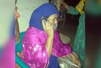 বিয়ের দাবিতে ২৪ বছরের প্রেমিকের বাড়িতে ৫০ বছরের নারীর অনশন