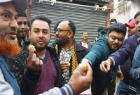 সাকিবের-বাড়িতে-দলীয়-কর্মী-সমর্থকদের-ভিড়-আনন্দ-উল্লাস-মিষ্টি-বিতরণ