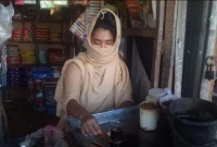  সংসারে অভাব অনটন, জিপিএ-৫ পাওয়া পারভীন চা বিক্রি করেছেন!