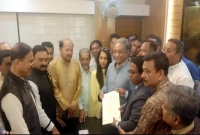 মেয়ে অহনাকে সঙ্গে নিয়ে মনোনয়ন পত্র জমা দিলেন পাপন