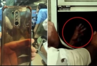 অভিনব কায়দায় ছিনতাইকারীকে বোকা বানালেন এক যাত্রী