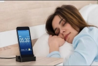 আইফোন বালিশের পাশে চার্জে দিয়ে ঘুমালে কী হয়?