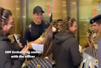 অফিসারের এমন কাণ্ড দেখে শুধু মিষ্টি হাসি হেসেছেন শাহরুখ