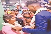 চলন্ত ট্রেনেই বিয়ের কাজটি সেরে নিলেন বর-কনে