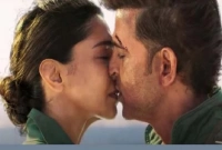 ঠোঁটে-ঠোঁট, অন্তরঙ্গ অবস্থায় হৃতিক-দীপিকা!