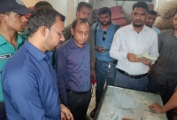 মূল্য তালিকায় লেখা ‘পেঁয়াজ নেই’, গোডাউনে মিলল ৩৬ বস্তা!