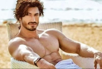 জঙ্গলে ন'গ্ন হয়ে ঘুরে বেড়াচ্ছেন বলিউড তারকা!