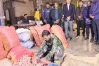  'পেঁয়াজ এখন কম মূল্যে বেচা ছাড়া তো উপায় নেই,  রেখে দিলেও তো পচে যাবে'