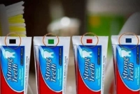  জানেন টুথপেস্টের টিউবের গায়ে বিভিন্ন রঙের চিহ্ন থাকে কেন?