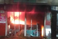 রাজধানীর মোহম্মদপুরে আগুন রাজধানীর মোহম্মদপুরে আগুন