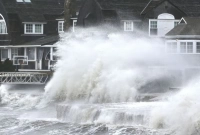 শক্তিশালী ঝড় আঘাত হানলো যুক্তরাষ্ট্রে, এগিয়ে যাচ্ছে কানাডার দিকে