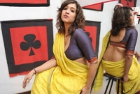 পর্দায় প্রয়োজনে পোশাক খুলতেও দ্বিধা এই অভিনেত্রীর!