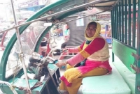  স্বামী অসুস্থ, চোখও নষ্ট, অভাবের সংসারের হাল ধরতে অটোরিকশা নিয়ে রাস্তায় রোজিনা