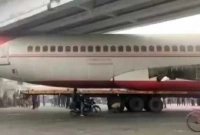 ফ্লাইওভারের নিচে আটকে গেল বিমান